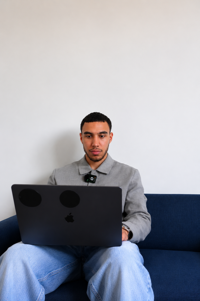 Lilian au travail, consultant en communication digitale